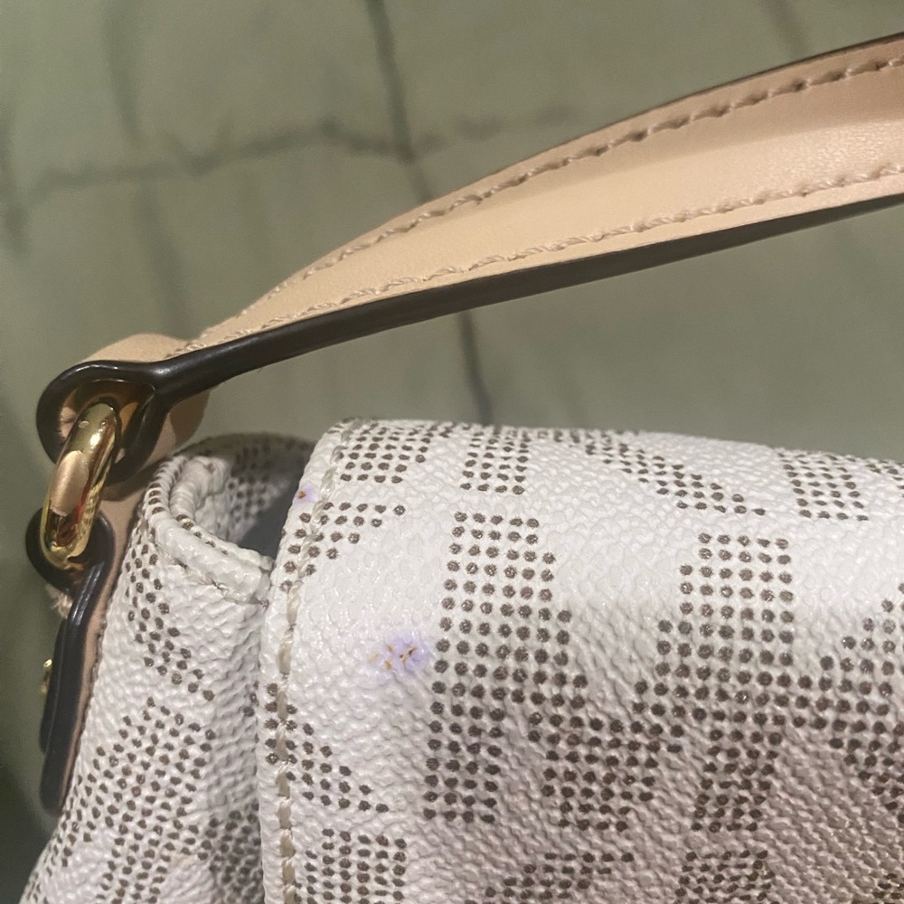 Michael Kors small purse - Picture 9 of 10